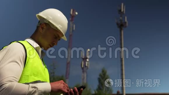 环保工程师巡视建筑视频