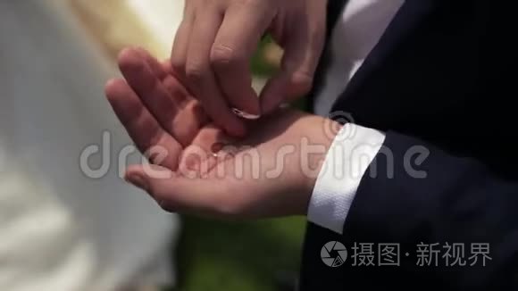 紧张的新郎触动了订婚戒指视频