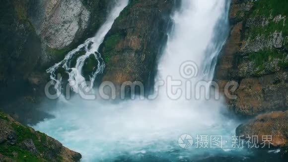 水顺着梯级流下.. 峡谷小溪正被瀑布填满。