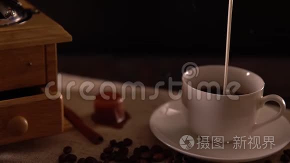 将新鲜牛奶倒入一杯咖啡中视频