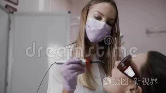 牙医用牙科聚合灯给病人做手术视频