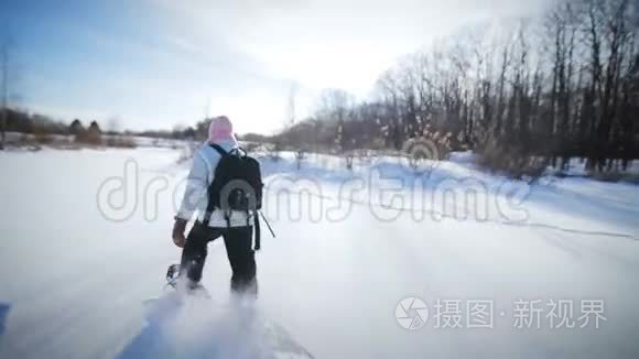 孤独的女人在大自然中飘雪视频