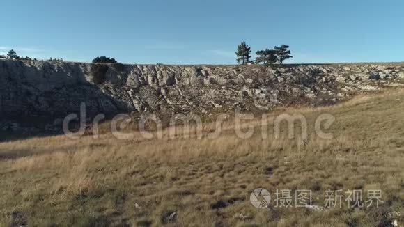 美丽的景色山谷覆盖着针叶树附近的小露营和奇怪的圆形白色建筑在山上。