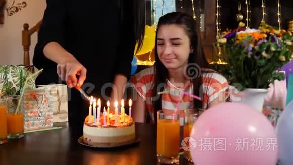 派对上带生日蛋糕的快乐少女视频