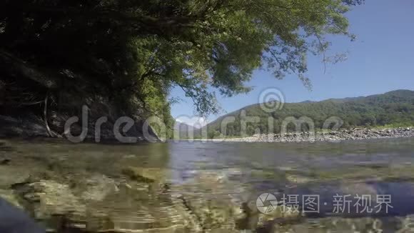 4k景观，前面有山树和河流