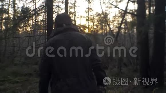 日落时分伐木工人走出森林视频