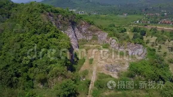 泰国热带岛屿采矿坑的鸟瞰图视频