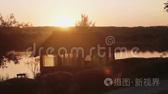 乡村一片池塘的夏日夕阳视频