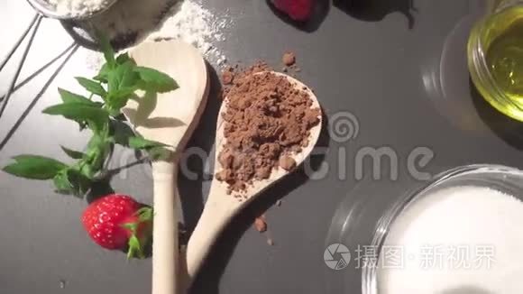 草莓和烘焙原料在烤盘上旋转视频