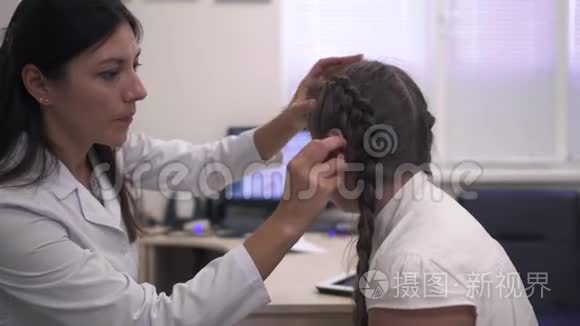 护士检查女孩的耳朵