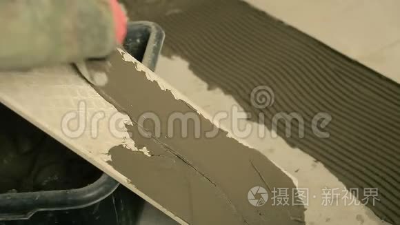 建设者在瓷砖上涂抹解决方案视频