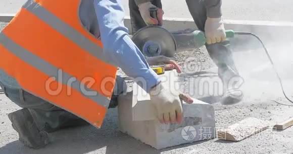 工人在城市街道上处理石头视频