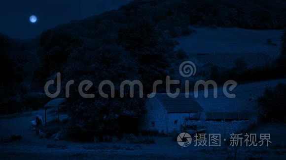 夜间野外的旧农场建筑视频