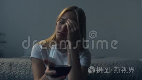 紧张的女孩喝着酒视频