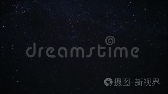 星空。 在黑暗的夜空中闪烁着星星。 星空上的星斗.. 迷人的奇观。 夜晚