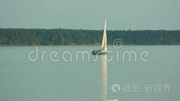 在湖上航行的年轻人