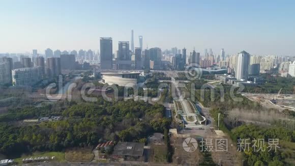 绿色公园和上海市中心在阳光日。 中国。 空中观景台。 无人机在向前飞行