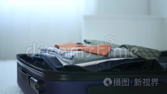 商务人员准备一套带衣服的旅行套装并放入一本书