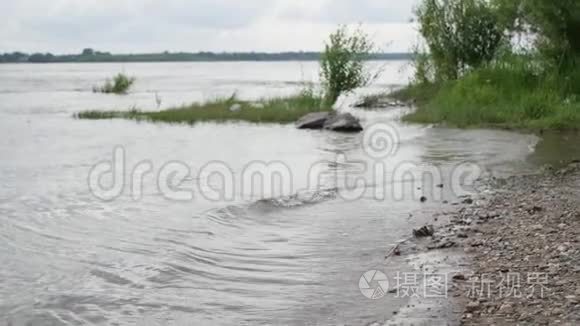 由于快门速度慢，水流在岩石间流动的河流景观模糊。