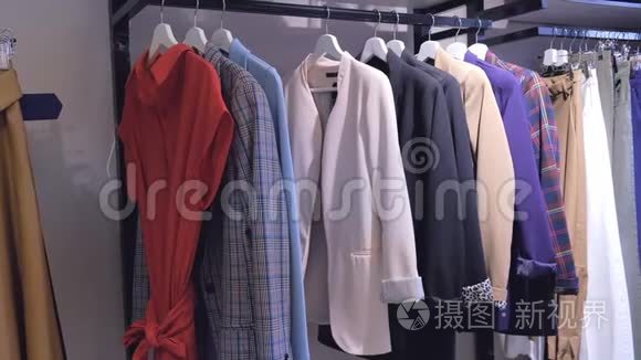 在室内经常在商店里偷衣服。 特写镜头服装得分，长队连衣裙