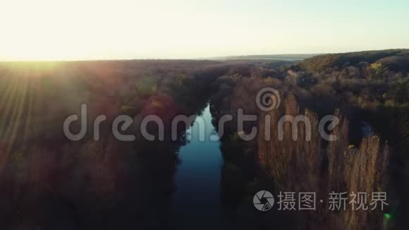 日落时的河流和秋树以及帆船视频