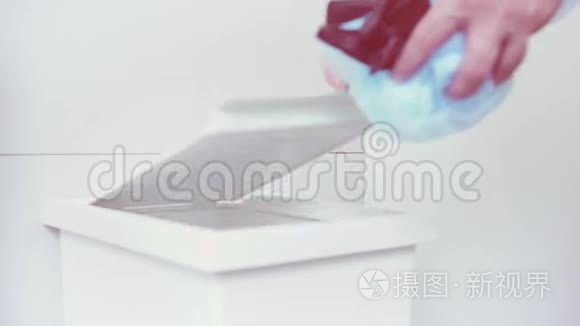 扔到垃圾桶里。 把垃圾扔进白色和金属垃圾桶。 把没用的纸扔进