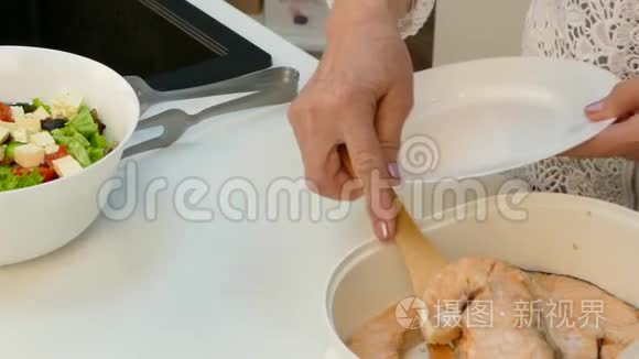 烹饪把准备好的食物放在盘子里视频