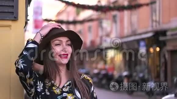街上戴帽子的微笑女孩视频