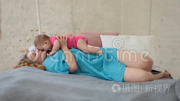 妈妈和她的孩子在家玩