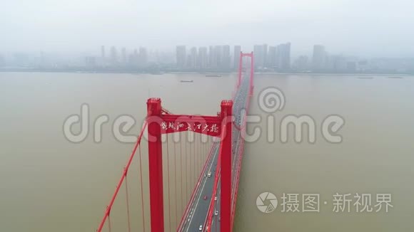 中国武汉-2017年5月2日：空中无人机视频，红色悬索桥，交通流过