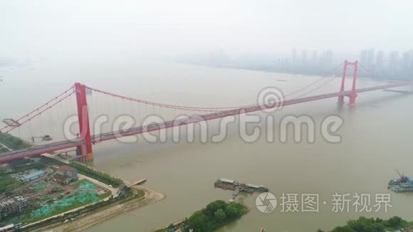 中国武汉-2017年5月2日：空中无人机视频，红色悬索桥，交通流过