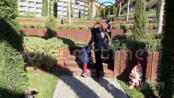 母亲和小儿子走过街上的公园视频