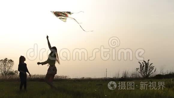 带着风筝在草地上快乐的母女视频