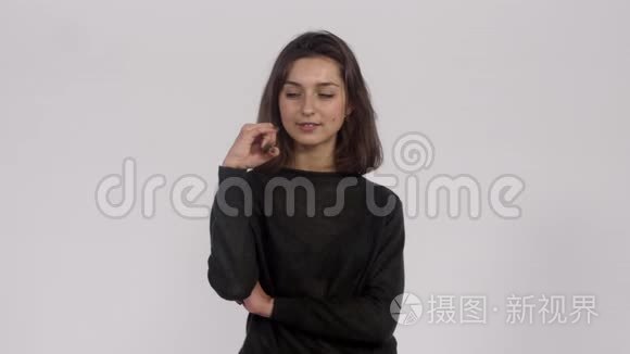 女孩表现出情感上的同意视频