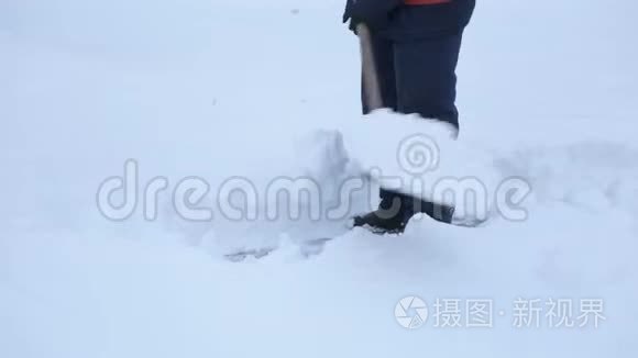 工人们在冬天从道路上扫雪，在暴风雪中清扫道路。