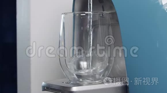 水杯在滤水机中的缓慢运动视频
