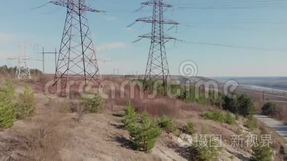 高压电塔对天空。 从到电力线的空中视野。 自然景观，阳光明媚