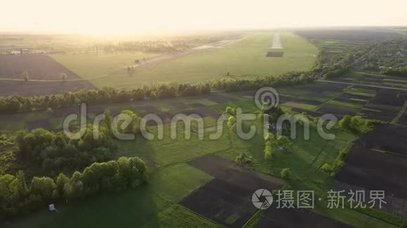 从无人机拍摄的4K空中全景视频，鸟瞰废弃跑道`森林的抽象几何形态