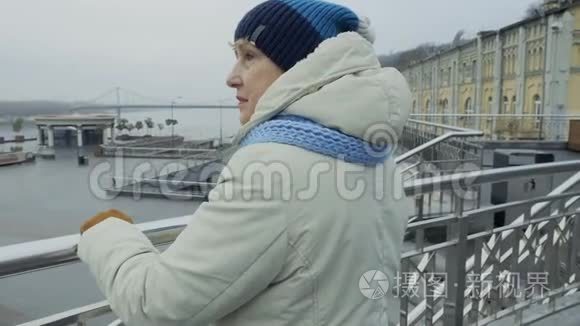 一位老妇人从观景台望着城市视频