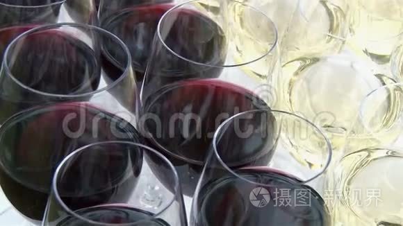自助餐桌上摆着酒杯、酒和香槟，酒杯中放着红酒、香槟。