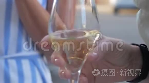 端上一杯起泡葡萄酒视频