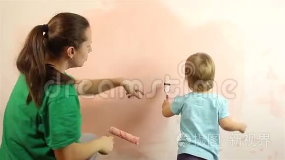 快乐的小宝贝和妈妈一起画墙视频