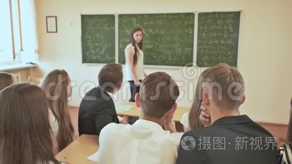 许多学生在课堂上举手回答。 俄罗斯学校。