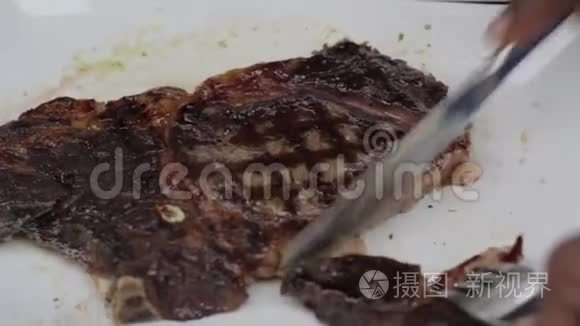 曼普在盘子里切了一块肉视频