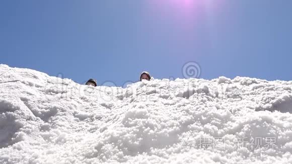 女人和孩子在雪地上滑行视频