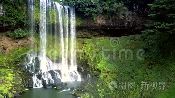 瀑布流入陡峭的峡谷视频