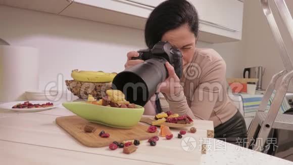 女摄影师拍照美食.