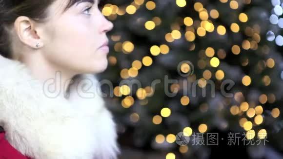 灯光背景下装饰金屋的圣诞女郎视频