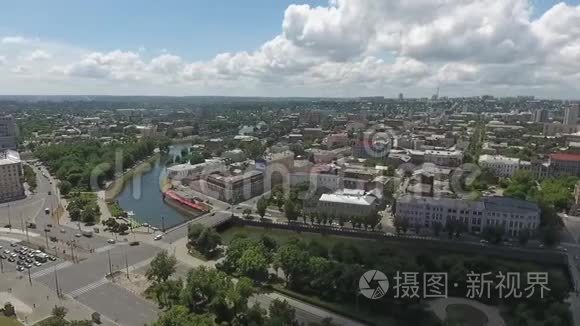 阳光明媚的一天，伴随着河流穿过城市