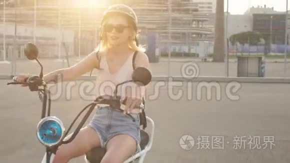 旅游女用电动自行车环游城镇视频
